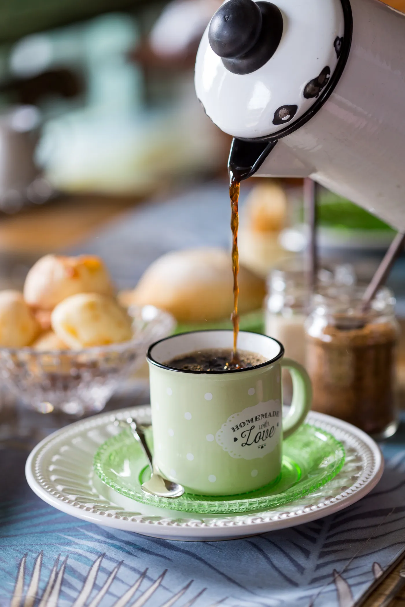 Café coado servido na porcelana da casa