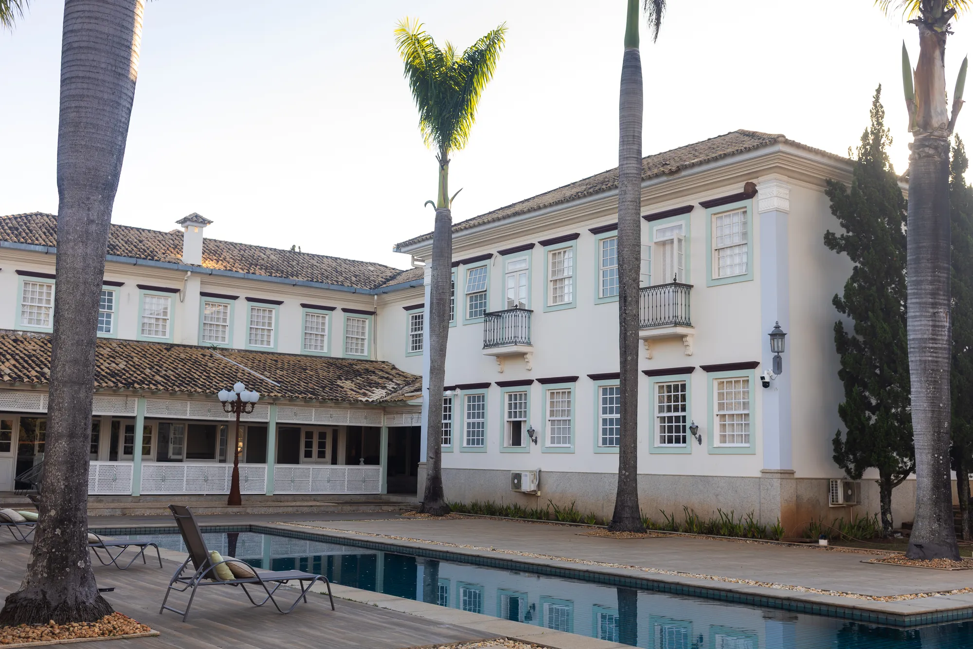 Fachada colonial da pousada entre palmeiras