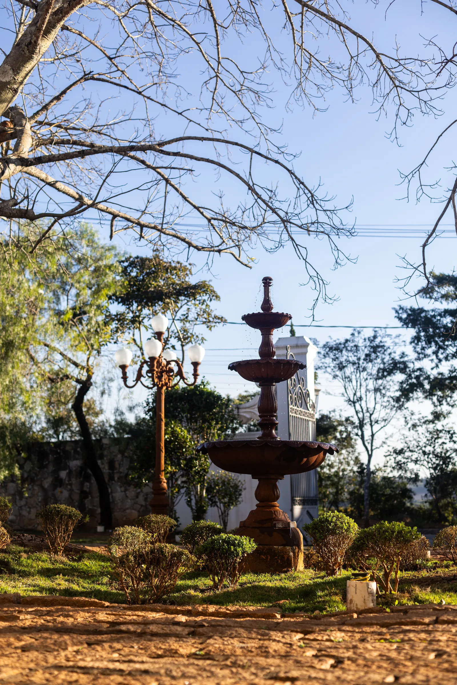 Fonte no jardim colonial da pousada