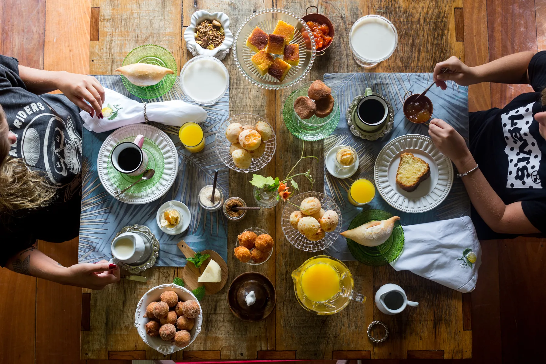 Mesa de café da manhã farta vista de cima