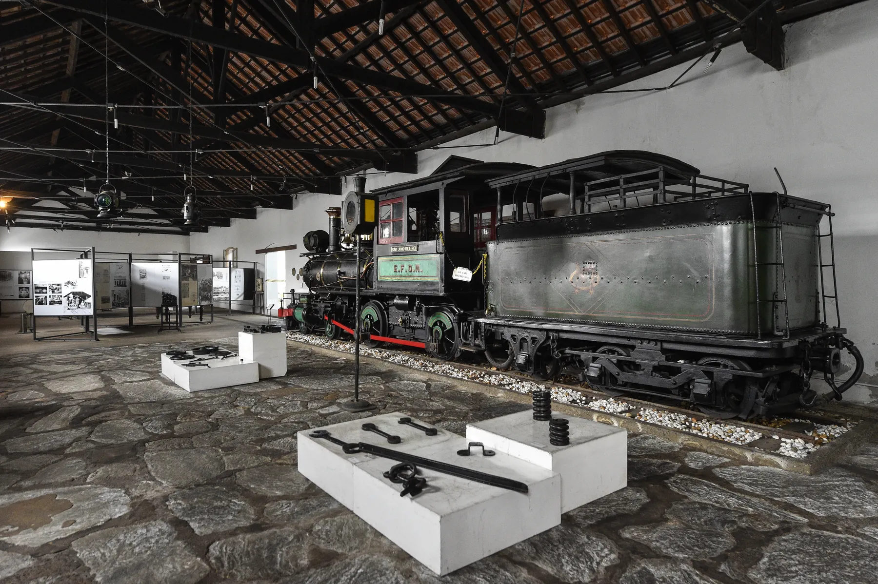 Locomotiva a vapor no galpão do Museu Ferroviário de São João del-Rei
