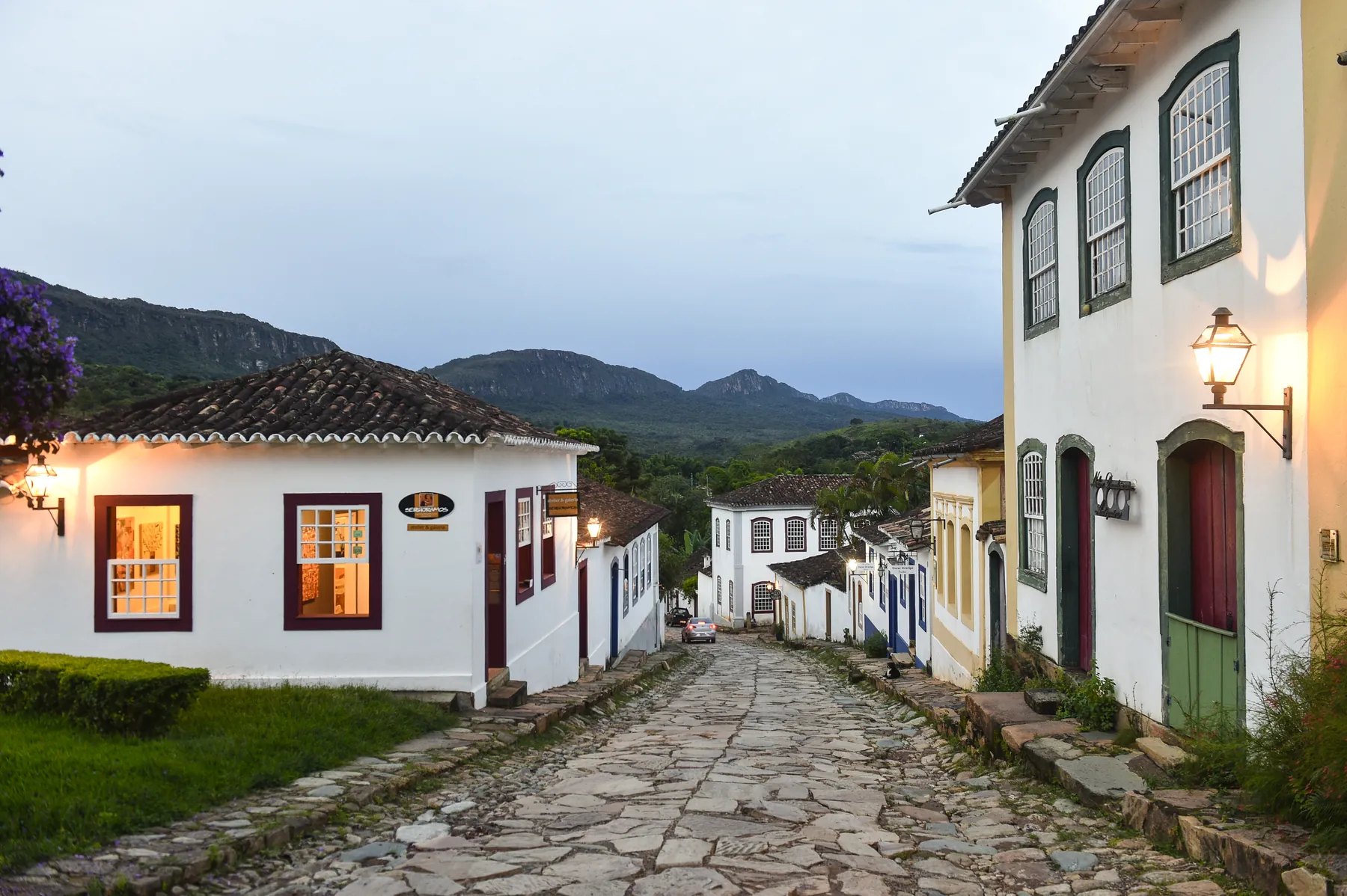 Casario colonial e rua de pedra no centro histórico de Tiradentes